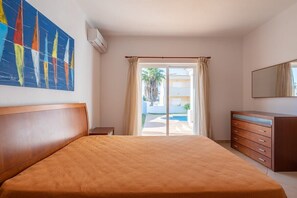 4 habitaciones, tabla de planchar con plancha, wifi y ropa de cama 
