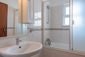 Bathtub, towels - Villa Guita - Incredible location, Galé, short walk to beach, restaurants, shops (Guia)