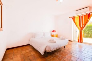 3 bedrooms, iron/ironing board, WiFi, bed sheets - Villa Caixinha 2 - Modern villa - By Salgados beach, shops, bars, and restaurant (Guia)