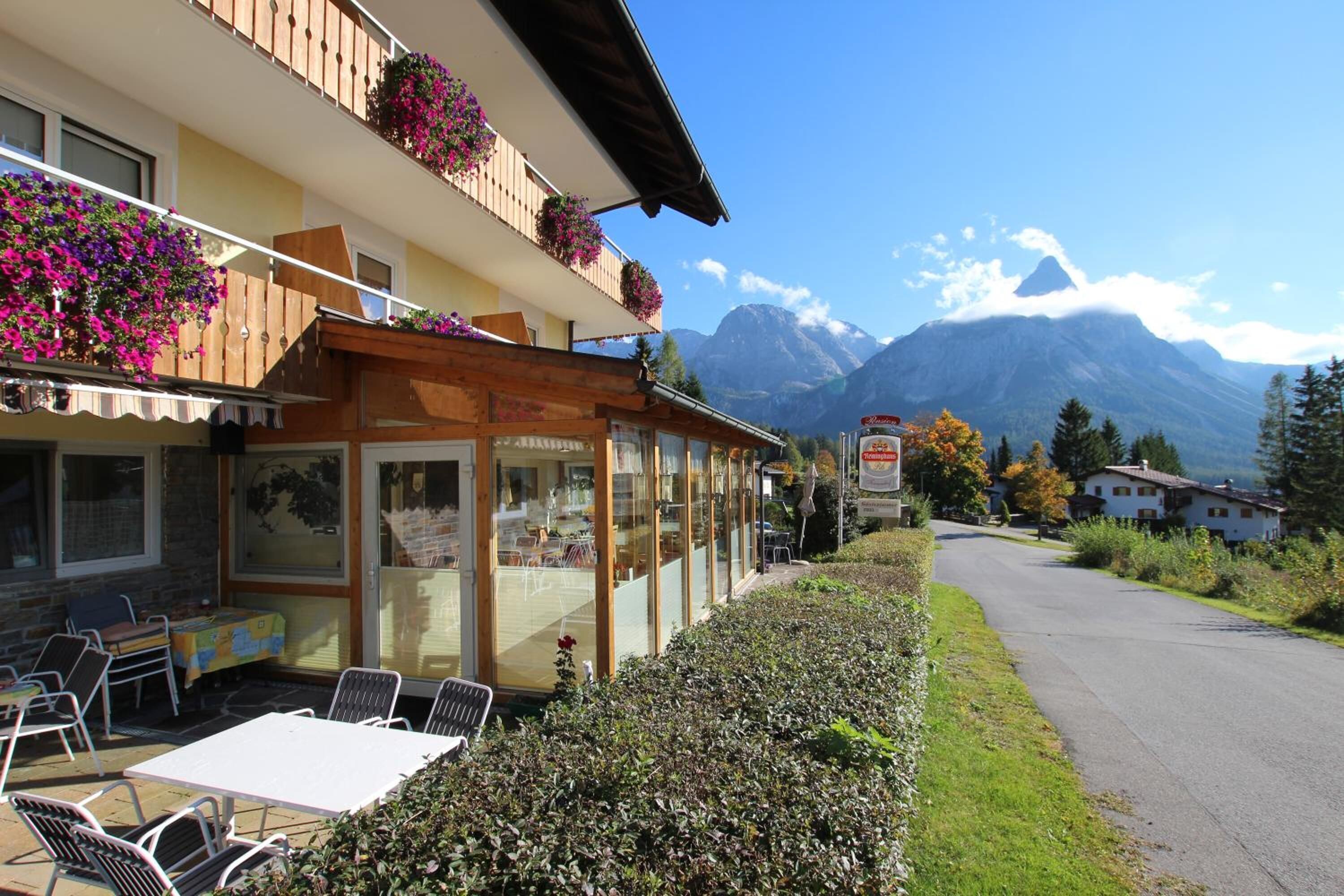 Un restaurant avec vue sur la montagne, doté d’une terrasse et offrant un cadre montagneux.