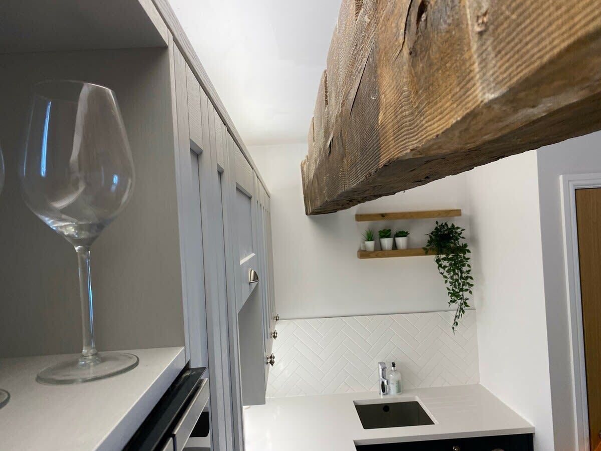 Jääkaappi, mikroaaltouuni, uuni, liesi