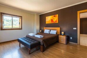 3 bedrooms, iron/ironing board, WiFi, bed sheets - Villa Hugo - bright, modern, walk to restaurants (Albufeira)