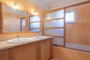 Baignoire, serviettes fournies