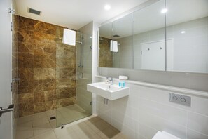 Bathtub, hair dryer, towels - Modern and Spacious 3BR Zetland Apartment with Views over Moore Park (Zetland)