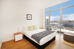 3 bedrooms, iron/ironing board, WiFi, bed sheets - Modern and Spacious 3BR Zetland Apartment with Views over Moore Park (Zetland)