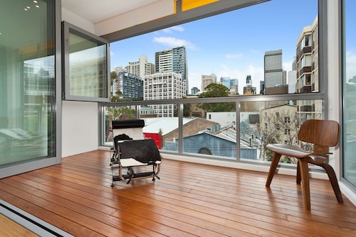 Split-Level Executive 2BR Darlinghurst Apartment with a New York Feel