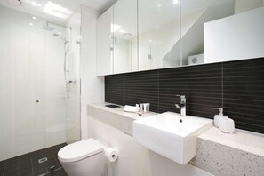 Douche, sèche-cheveux, serviettes fournies