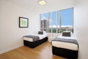 3 bedrooms, iron/ironing board, WiFi, bed sheets - Modern and Bright 3BR Executive Apartment in Zetland with Views (Zetland)