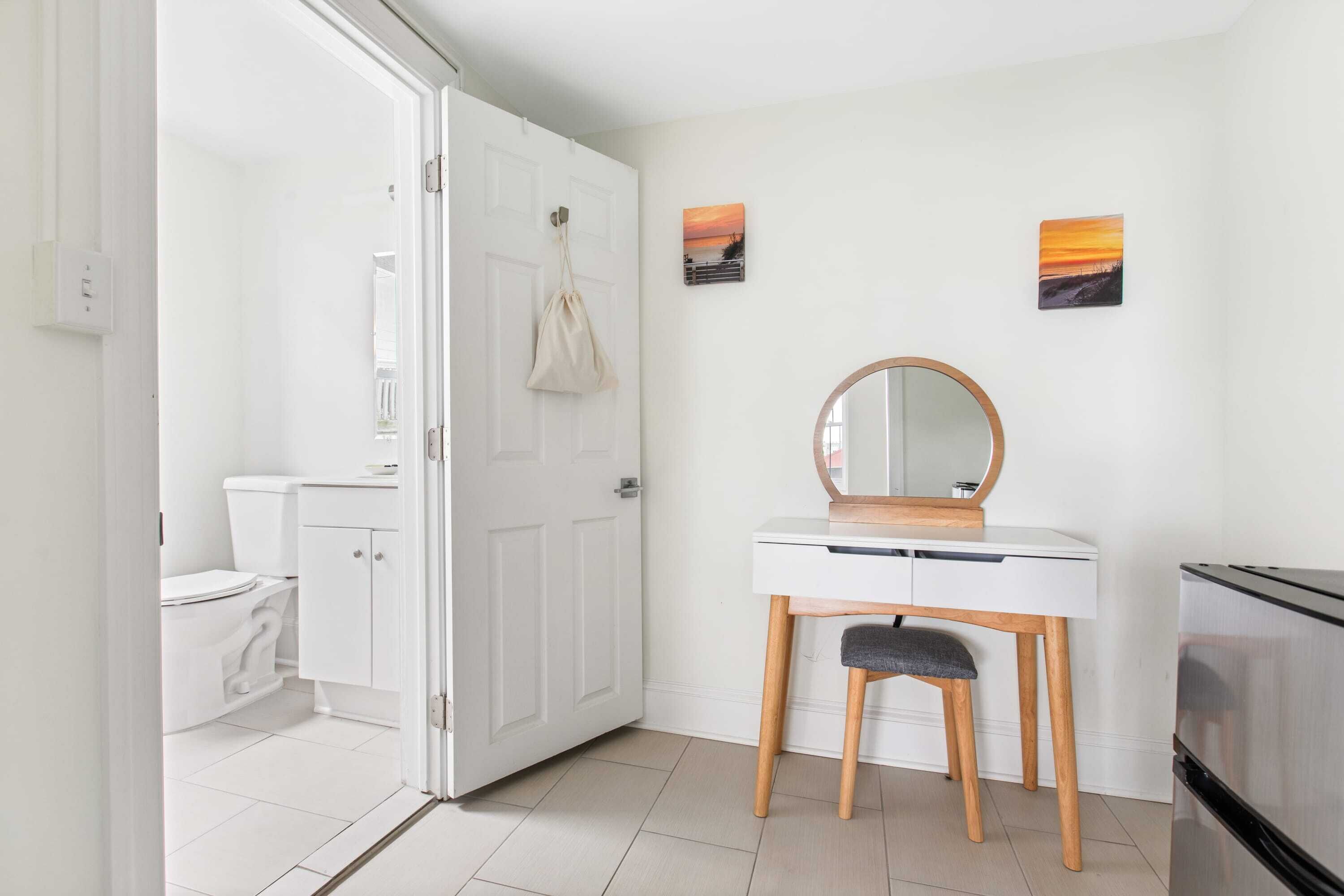 Ein Badezimmer mit Toilette, Ablagefläche, Spiegel und Waschbecken.