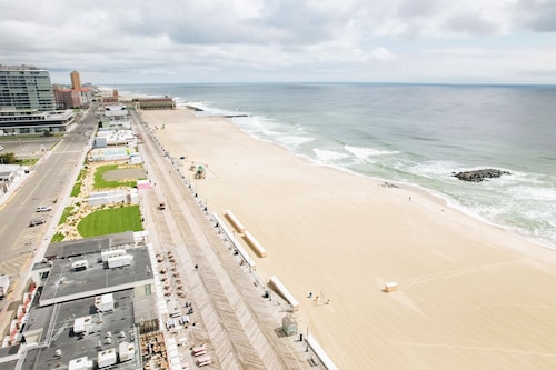 The Melrose, 1C - King Bed & Bath: Romantic Getaway, Steps from the Beach, Cozy