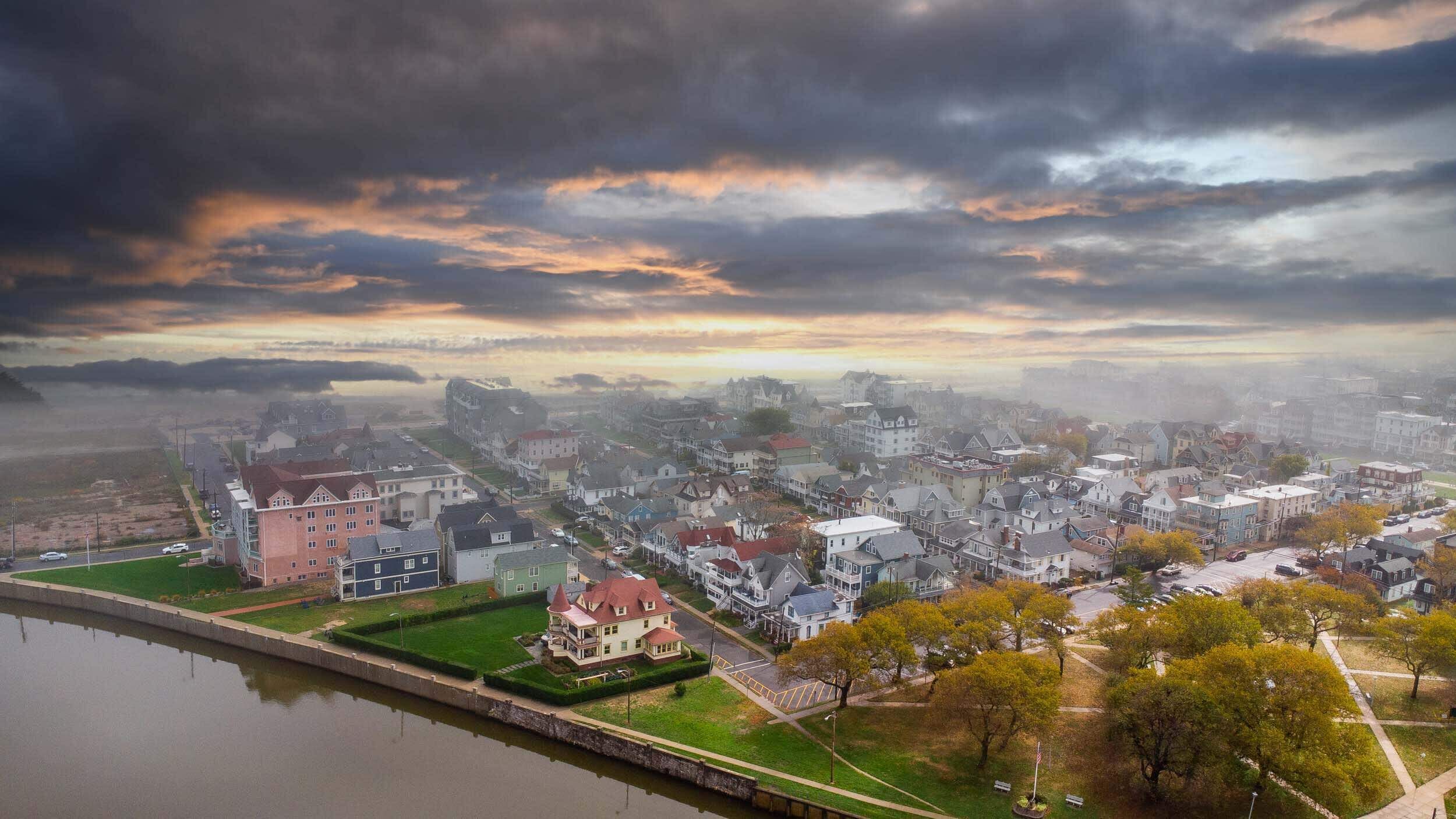 Een woonwijk met huizen, een park en een waterpartij.