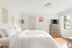 1 bedroom, WiFi - The Melrose, 2D - Queen Bed & Bath: Romantic Getaway, Steps from the Beach, Cozy (Neptune Township)