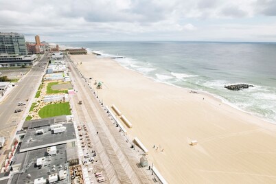 The Melrose, 3A - Queen Bed & Bath: Romantic Getaway, Steps from the Beach, Cozy