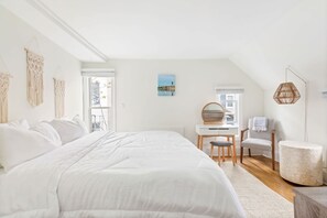 1 bedroom, desk, WiFi, bed sheets