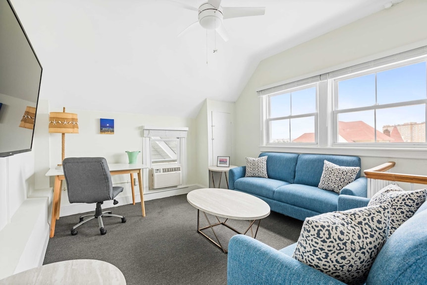 Spacious King Suite 1 Block To Beach & Asbury | Sleeps 4 | Renovated Victoria... - Allaire State Park, Wall Township