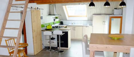Een koelkast, een microgolfoven, een oven, een kookplaat