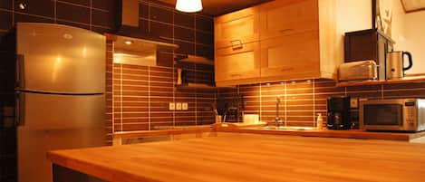 Réfrigérateur, four à micro-ondes, un four, surface de cuisson
