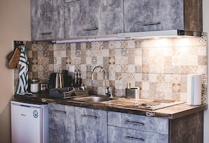 Fridge, oven, stovetop, coffee/tea maker