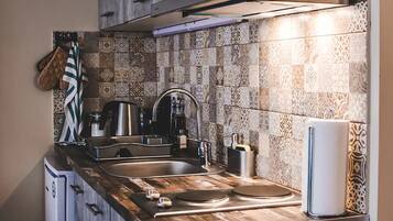 Fridge, oven, stovetop, coffee/tea maker