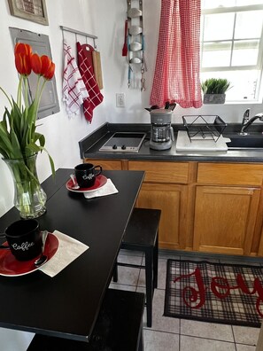 Fridge, microwave, coffee/tea maker, electric kettle - Pool Guesthouse near Hollywood & Studios (Burbank)