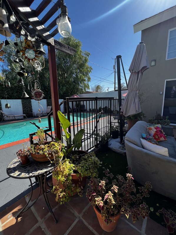 Outdoor pool - Pool Guesthouse near Hollywood & Studios (Burbank)