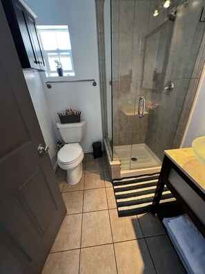 Dusche, Haartrockner, Handtücher, Seife