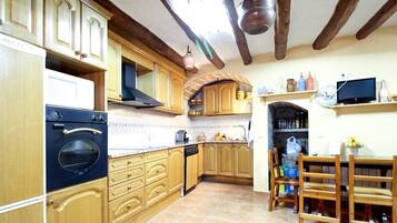 Een koelkast, een magnetron, een oven, een vaatwasser