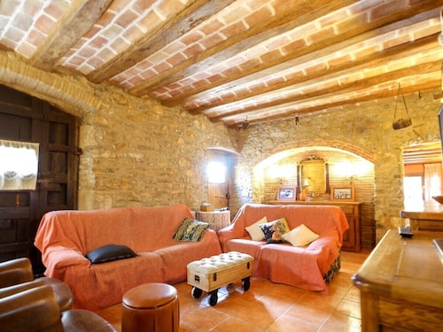 Fully equipped house for 10 with football field