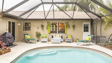 Een buitenzwembad, een verwarmd zwembad