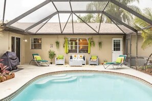 Utendørsbasseng og et oppvarmet basseng