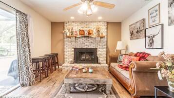 Smart TV, fireplace