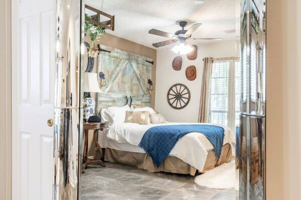 3 bedrooms, desk, iron/ironing board, travel crib - The Rustic Retreat: Heated Pool, Movie Theater, Event Rental !! (Palm Bay)