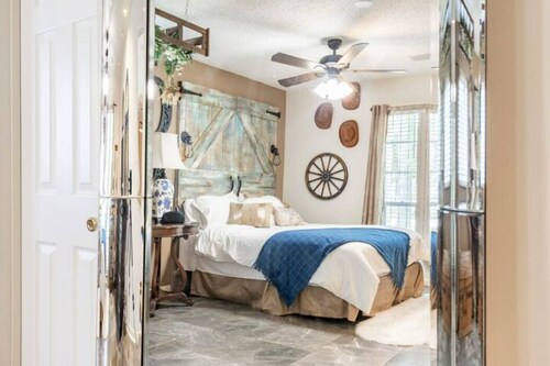 The Old West Ranch w/ Pool, Theater & Saloon Bar