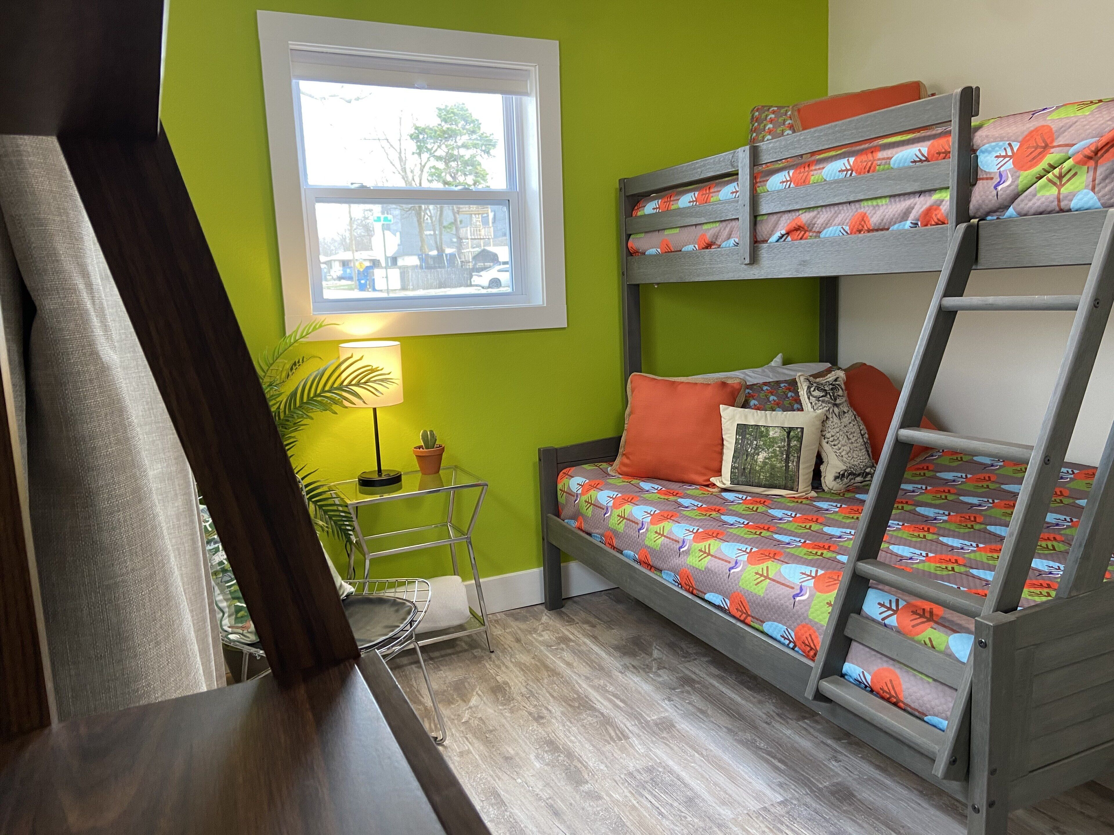 Short bike or walk to Downtown Bentonville Square & The Momentary! 