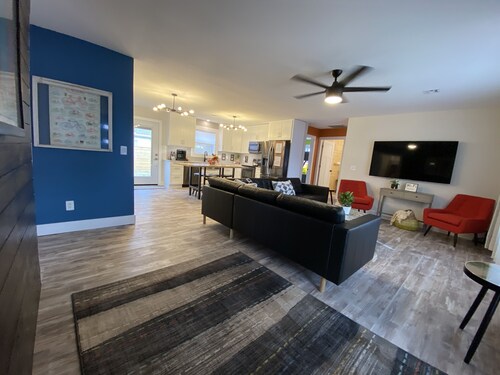 Short bike or walk to Downtown Bentonville Square & The Momentary! 