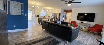 Short bike or walk to Downtown Bentonville Square & The Momentary! 