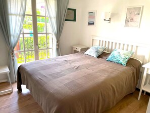 3 slaapkamers, een strijkplank/strijkijzer, wifi