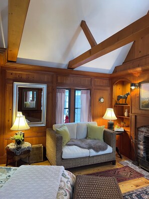 Smart TV, fireplace, DVD player, books - Beautiful oceanside Castle with private beach and seasonal pool. (Cape Elizabeth)