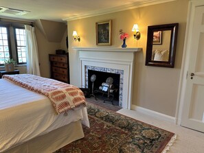 6 Schlafzimmer, Schreibtisch, Bügeleisen/Bügelbrett, Reisekinderbett