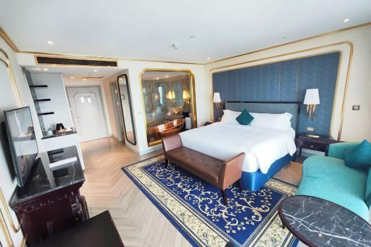 Colchones con pillow-top, minibar y caja de seguridad en la habitación