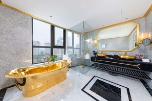 Badewanne und Dusche (separat), Regendusche, Designer-Toilettenartikel