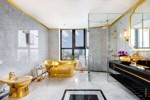 Suite, 1 King-Bett (Golden) | Badezimmer | Badewanne und Dusche (separat), Regendusche, Designer-Toilettenartikel