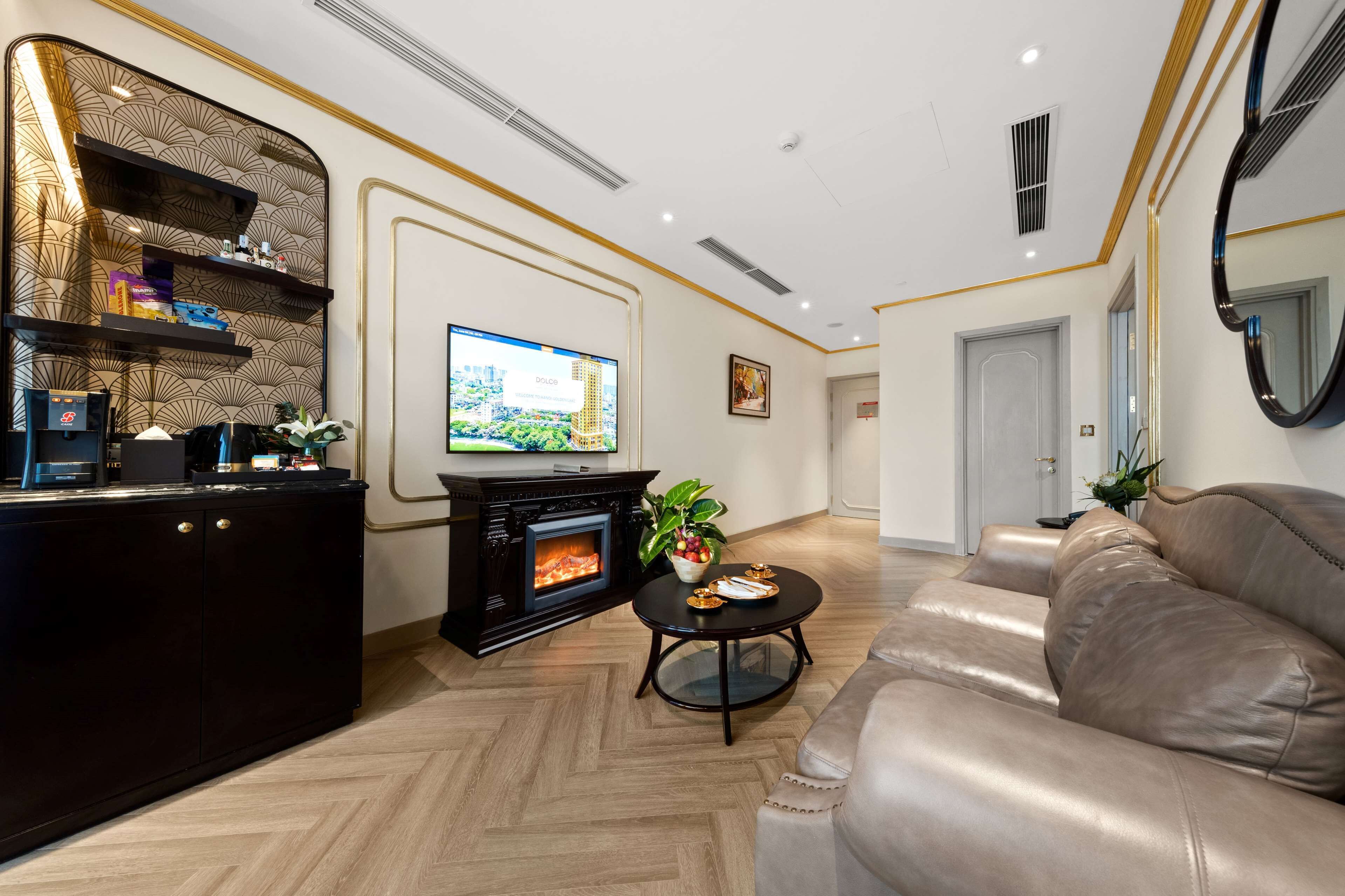 suite, 1 king bed (golden) | pillow-top beds, minibar, in-room safe, desk