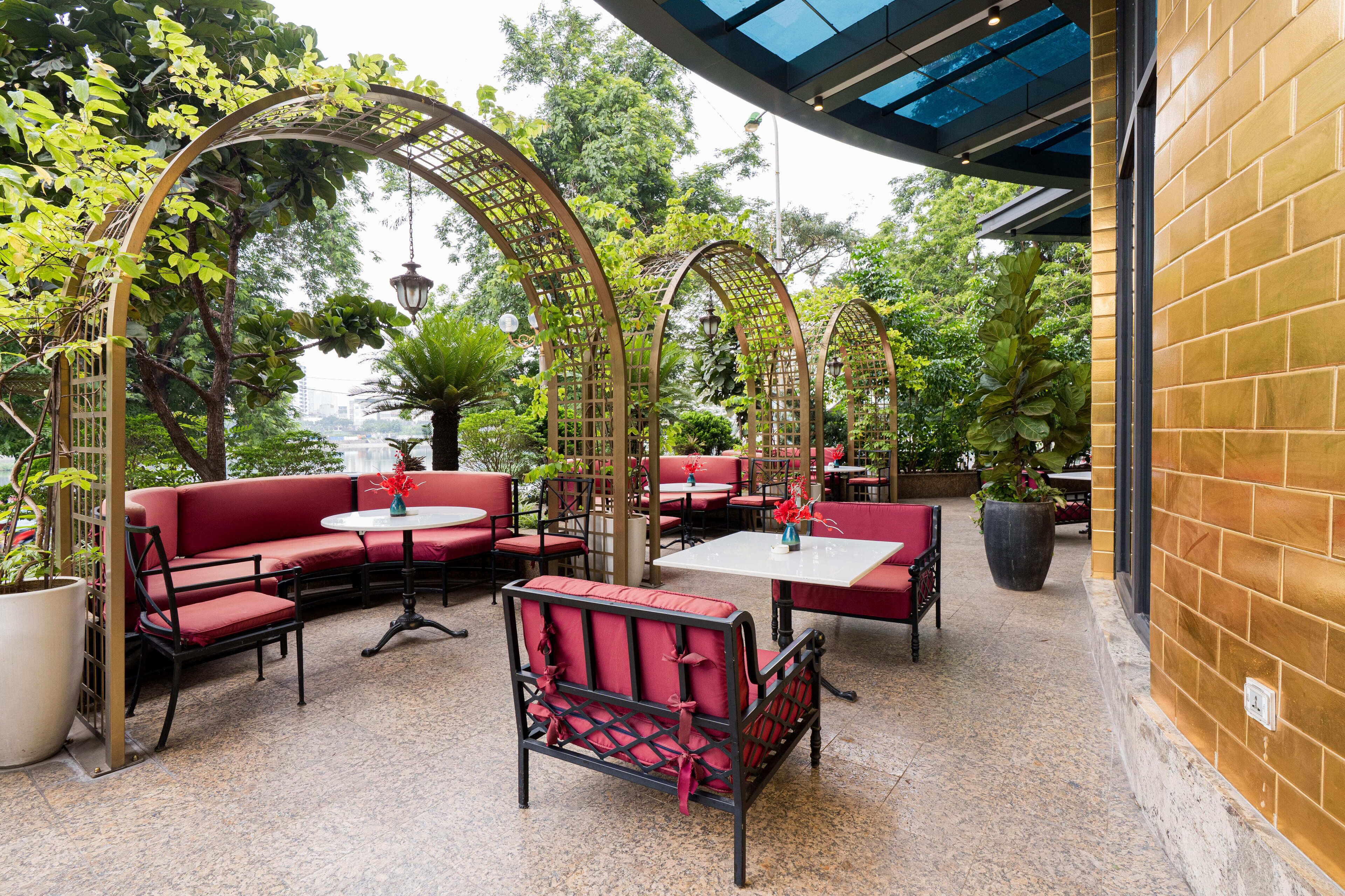 3 restaurants, breakfast, lunch, dinner served; modern european cuisine