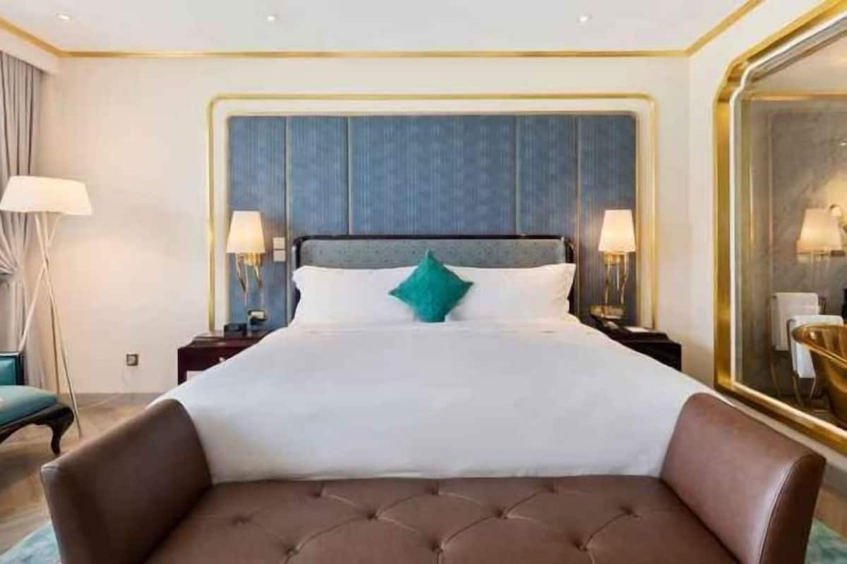 Colchones con pillow-top, minibar y caja de seguridad en la habitación