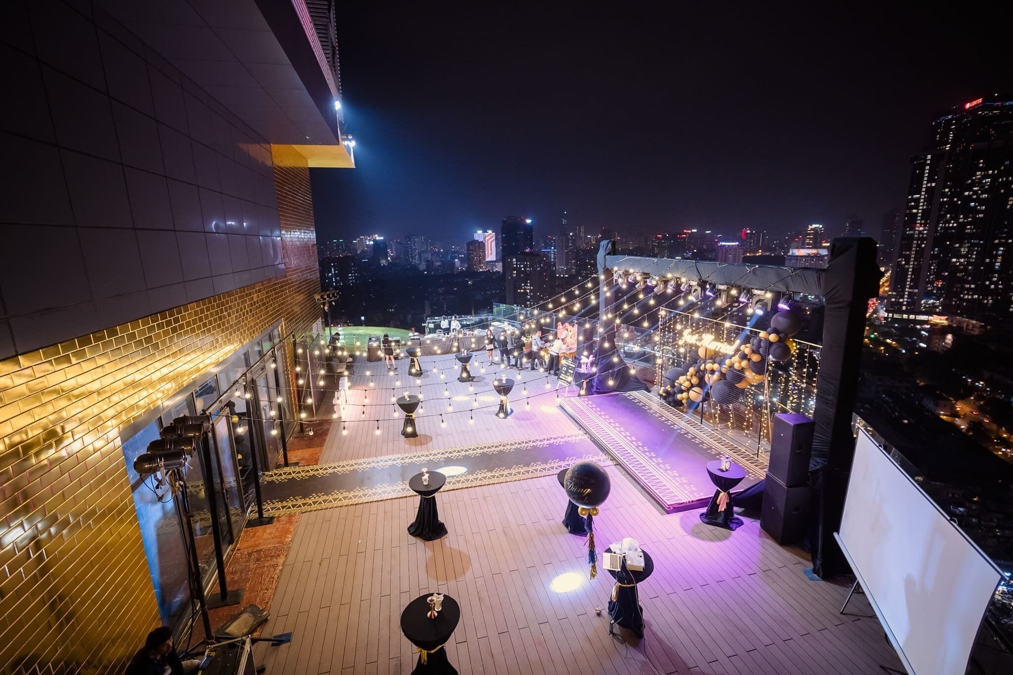 outdoor pool, open 6:00 am to 10:00 pm, pool umbrellas, pool loungers