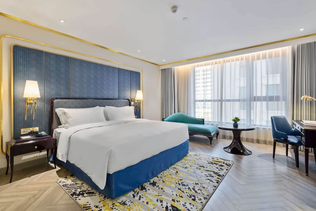 Colchones con pillow-top, minibar y caja de seguridad en la habitación
