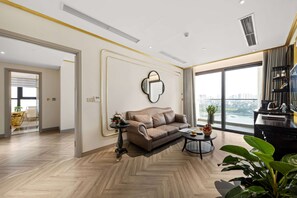 Pillowtop beds, minibar, in-room safe, desk - Dolce by Wyndham Hanoi Golden Lake (Hanoi)