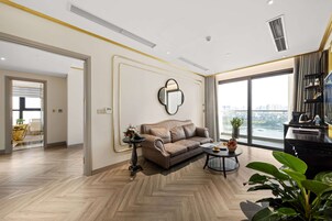 Senger med overmadrass, minibar, safe på rommet og skrivebord