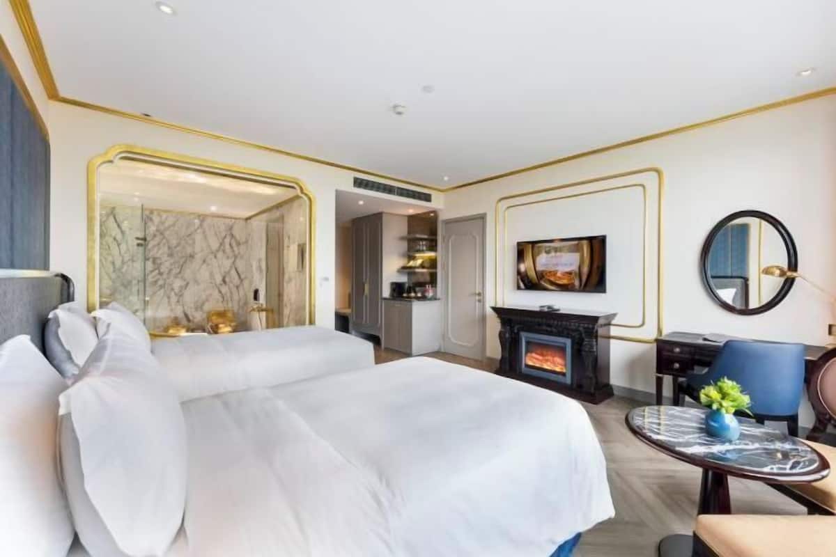 Colchones con pillow-top, minibar y caja de seguridad en la habitación
